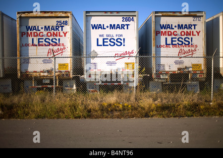 Remorques alignés pour la réparation à la boutique remorque Walmart à Bentonville, Arkansas, États-Unis d'Amérique Banque D'Images