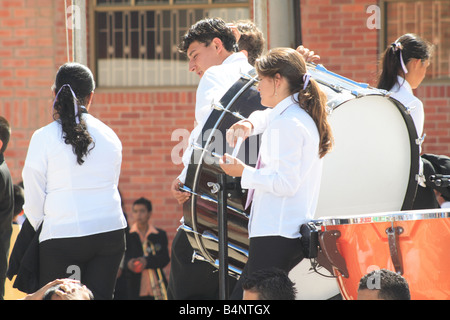 Les jeunes musiciens de brass band d'un étudiant avec une grosse caisse lors d'un concours. Paipa, Boyacá, Colombie, Amérique du Sud Banque D'Images