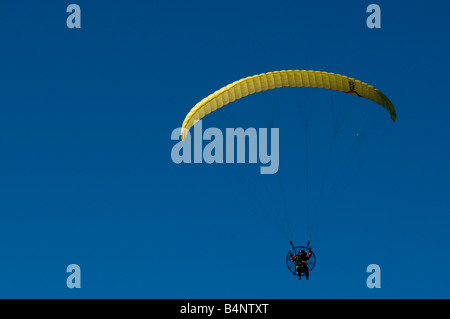 L'homme volant dans un cerf-volant au gaz. Banque D'Images