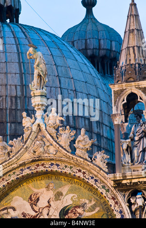 La ligne de pavillon sur les dômes de la Basilique di Sam Marco, Piazza San Marco, Venise, Italie. Banque D'Images