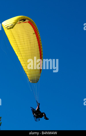 L'homme volant dans un cerf-volant au gaz. Banque D'Images