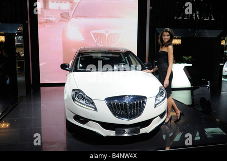 Un nouveau modèle Lancia sur l'écran avec un beau design au cours de l''Mondial de l'Auto' 2008, un grand salon de l'automobile à Paris, France Banque D'Images