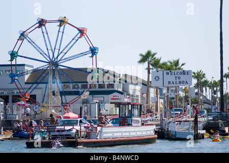 Grande roue et ferry à Newport Beach en Californie. Banque D'Images