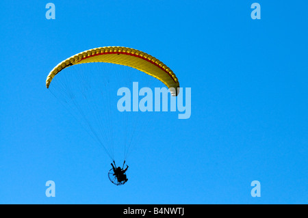 L'homme volant dans un cerf-volant au gaz. Banque D'Images