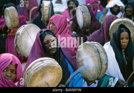 L'Algérie, près de Djanet Touareg annuel festival appelé SBIBA Women playing drum désert du Sahara Banque D'Images