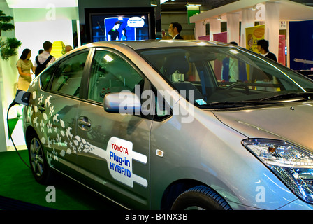 Paris France, 'Brancher' Toyota électrique hybride sur l'affichage Banque D'Images