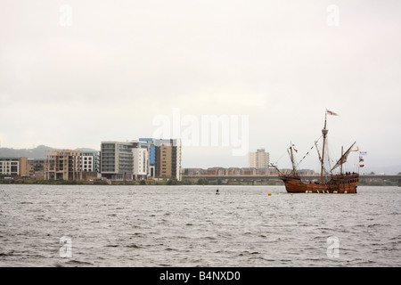 Appartements modernes vu depuis le barrage de la baie de Cardiff, Pays de Galles, Royaume-Uni avec un vieux navire naviguant passé Banque D'Images