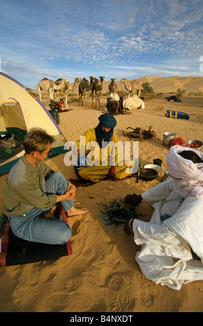 L'Algérie Djanet'femme prenant le thé avec les Touaregs du désert du Sahara Banque D'Images