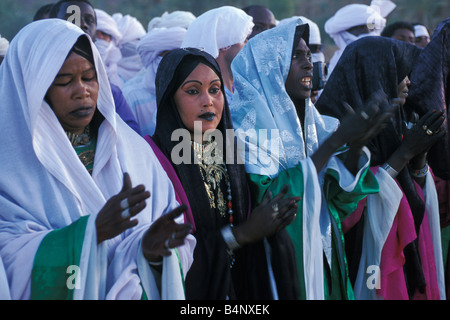 L'Algérie, près de Djanet Touareg annuel festival appelé SBIBA claquements de mains femmes désert du Sahara Banque D'Images