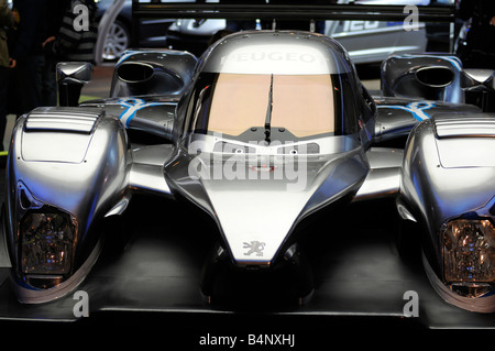 Un nouveau design élégant Peugeot sport car sur l'écran, au cours de la 'Mondial de l'Auto' 2008, un grand salon de l'automobile à Paris, France Banque D'Images