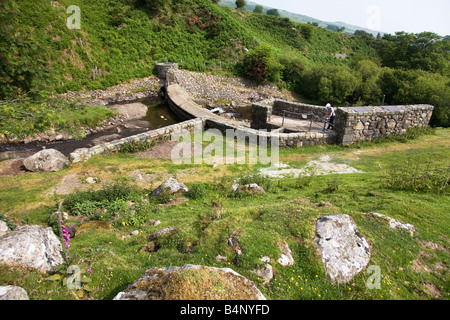 La soupape de réglage de l'ingénieur à Rowlyn Weir et le barrage qui font partie de la gestion de l'eau Débit d'Dolgarrog régime hydro près de Conwy, Banque D'Images