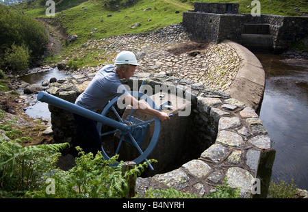 La soupape de réglage de l'ingénieur à Rowlyn Weir et le barrage qui font partie de la gestion de l'eau Débit d'Dolgarrog régime hydro près de Conwy, Banque D'Images