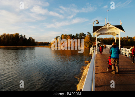 Personnes sur un pont de Seurasaari, Helsinki, Finlande Banque D'Images