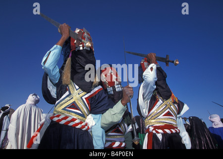 L'Algérie, près de Djanet Touareg annuel festival appelé SBIBA Men dancing désert du Sahara Banque D'Images