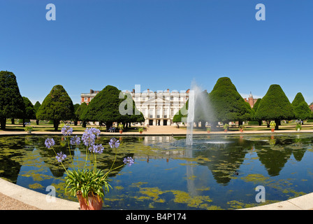 Le Palais de Hampton Court et grande fontaine Jardin Banque D'Images