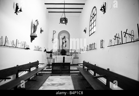 Petite chapelle à l'intérieur ton noir et blanc Banque D'Images