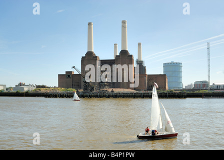 Bateaux à voile sur la rivière Thames London Battersea Banque D'Images