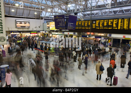 Blurred motion de navetteurs dans la gare de Waterloo, Waterloo, London, UK Banque D'Images