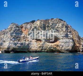 Voyage en bateau vers les falaises, Ponta de Piedade, Lagos, Algarve, Portugal Banque D'Images