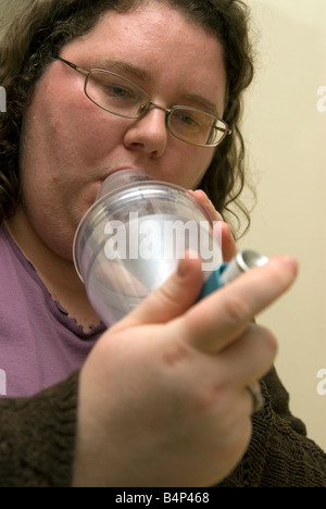 27 ans femme asthma sufferer, Wolverhampton UK Banque D'Images