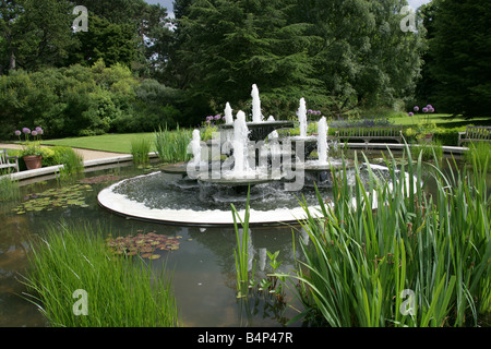 Des fontaines dans un jardin, jardins botaniques, Cambridge Cambridge, Cambridgeshire, UK Banque D'Images