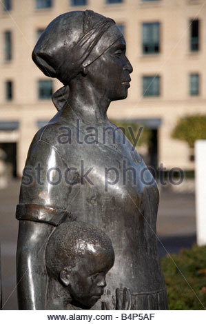 Statue africaine femme et enfant, en hommage à tous ceux qui ont été tués ou emprisonnés pour leur position contre l'apartheid, Edimbourg, Ecosse Banque D'Images