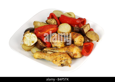 Poulet grillé avec des légumes sur une plaque isolated on white Banque D'Images