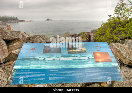 Signer le long de l'Agawa Rock Pictogrammes sentier au rocher Agawa donnant sur le lac Supérieur, le parc provincial du lac Supérieur, en Ontario. Banque D'Images