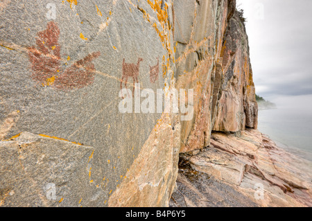 Pictogrammes sur rocher Agawa, Agawa Rock Pictogrammes Trail, le lac Supérieur, le parc provincial du lac Supérieur, en Ontario, Canada. Banque D'Images