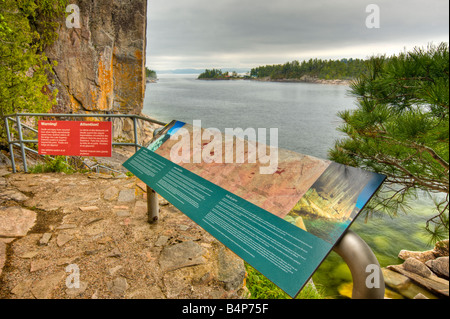 En regard de l'Agawa Rock le long sentier rocher Agawa pictogrammes, le lac Supérieur, le parc provincial du lac Supérieur, en Ontario, Canada. Banque D'Images