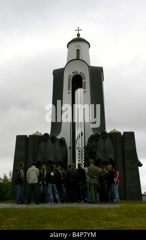 Les mères en deuil et les femmes (femmes). Monument à la mémoire des soldats de la guerre afghane sur l'Île Slez, Minsk, Bélarus, septembre 2007 Banque D'Images