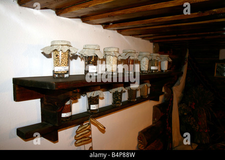 Vue intérieure d'une maison traditionnelle rurale biélorusse. Aliments de grains entiers sont à l'écart. Dudutki, Bélarus Banque D'Images
