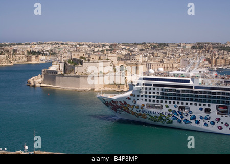 Voyages et tourisme méditerranéen. le bateau de croisière Norwegian Gem au départ de Malte, le grand port, avec le Fort St Angelo dans l'arrière-plan Banque D'Images