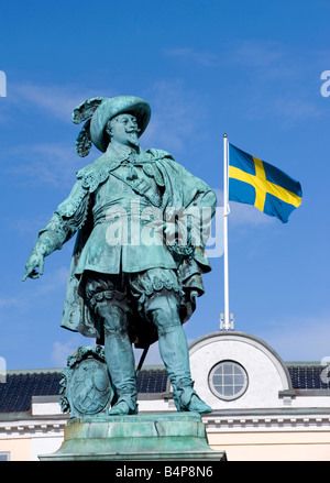 Statue du roi Gustav Adolf et drapeau national sur la place centrale de Göteborg en Suède Banque D'Images