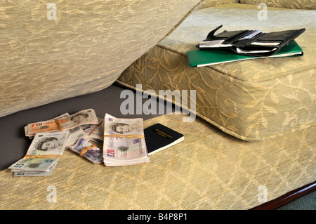 Billets Sterling cash Money & Building Society livre de carte stocké à l'intérieur dans un endroit caché sous canapé canapé canapé coussin de chaise avec le livre de chèque Angleterre Royaume-Uni Banque D'Images