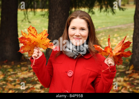 Portrait d'une belle jeune fille holding autumn leaves in hands Banque D'Images