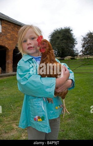 Young Girl holding brown poule dans ses bras Banque D'Images