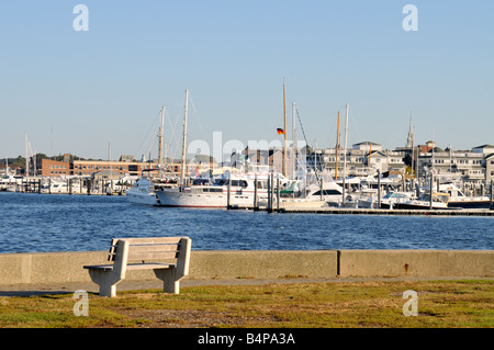 Vue de Newport Harbor marina et avec des bateaux au quai de parc avec banc dans le Rhode Island Banque D'Images