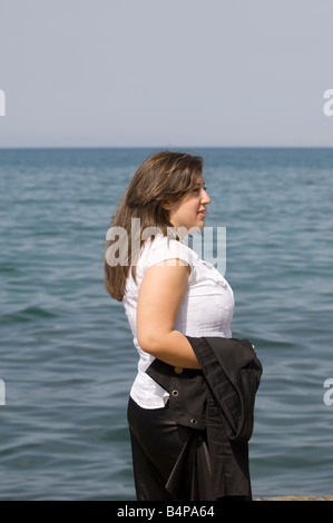Jeune femme au bord de la mer Banque D'Images