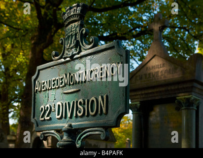 Une avenue signer au cimetière de Montmartre avec tombe en arrière-plan Paris France Banque D'Images