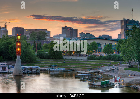 Crépuscule sur la rivière Assiniboine, marina, et le marché et la tour à La Fourche, à Winnipeg, Manitoba, Canada. Banque D'Images