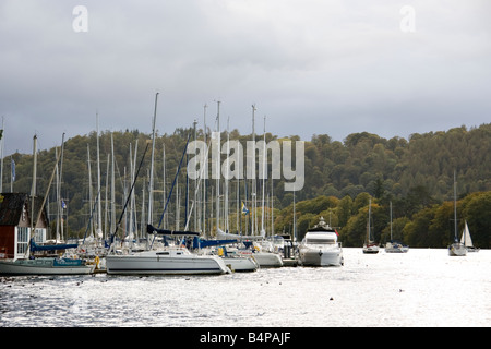 Les nuages orageux se rassemblent sur les bateaux et yachts amarrés sur le lac Windermere Banque D'Images