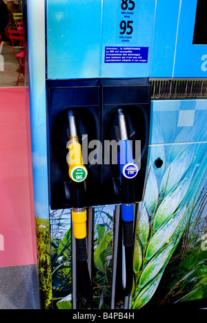 Paris France, gros plan, carburants alternatifs pompe à essence française « éthanol 85 » « pompe à essence » biodiesel « biocarburant » exposé Banque D'Images