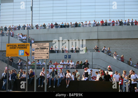 Les partisans de l'Angleterre pour l'équipe d'attente pour arriver à nouveau stade de Wembley Banque D'Images