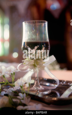 Hauteur avec le verre de vin rouge sur la table, dans l'église chrétienne dans le cadre de la préparation d'un mariage Orthodoxe. Giannis Agelou. Banque D'Images