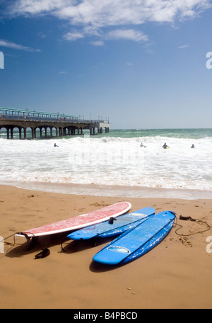 Surfers sur Boscombe Beach à côté de Boscombe pier Banque D'Images