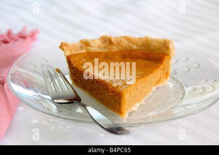 Une tranche de potiron tarte sur une assiette. Tablier, serviette et nappe. USA Banque D'Images