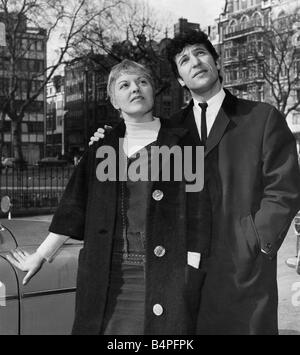 Chanteur Tom Jones en photo avec son épouse Linda Melinda qui est allé pour une promenade autour de Hanover Square à Londres à la boutique de Jones venait de heurter le sommet de l'évolution de cette semaine avec il est pas rare Jones est âgé de 14 à 24 Mars 1965 Banque D'Images