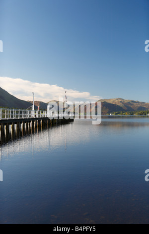 Pier s'étendant à l'horizon. Pooley Bridge Ullswater, Parc National de Lake District, Cumbria, Angleterre, Royaume-Uni. Banque D'Images