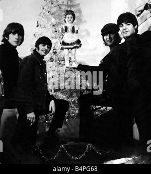 Les Beatles sur la photo en face de l'arbre de Noël au Théâtre Capitol Cardiff avant leur performance ce soir-là de gauche à droite George Harrison, John Lennon et Ringo Starr Paul McCartney 12 Dec 1965 Banque D'Images